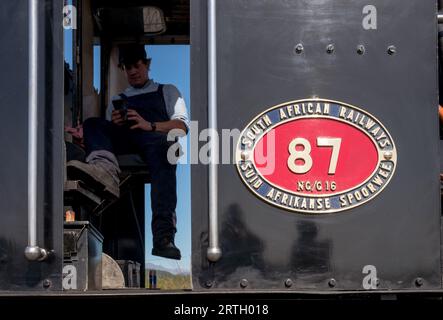 Le train à vapeur Snowdonia Star vous attend à la gare de Porthmadoc. Banque D'Images