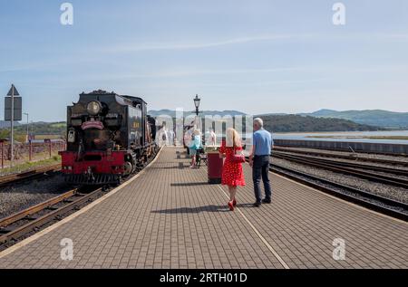 Le train à vapeur Snowdonia Star vous attend à la gare de Porthmadoc. Banque D'Images