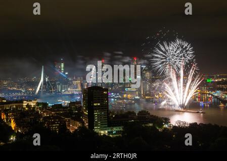Impression du feu d'artifice pendant les 'Wereldhavendagenn' (World Port Days) à Rotterdam aux pays-Bas, vu depuis l'Euromast. Banque D'Images