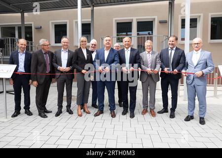 13 septembre 2023, Hesse, Hanau : Max Schad (CDU, de gauche à droite), membre du Parlement de Hesse, Gerald Kummer (SPD), membre du Parlement de Hesse, Heiko Kasseckert (CDU), membre du Parlement de Hesse, Mirja Dorny de Baugesellschaft Hanau, Jörg-Uwe Hahn (FDP), Claus Kaminsky (SPD), Thomas Schäfer (FDP) ancien ministre de la Justice de Hesse, Roman Poseck (CDU), ministre de la Justice de Hesse, Winfried Ottmann (CDU), chef de la police du quartier général de la police du sud-est de la Hesse, Daniel Muth et chef de la police d'État Robert Schäfer ouvrent la nouvelle Maison de la Justice juvénile à Hanau By Banque D'Images