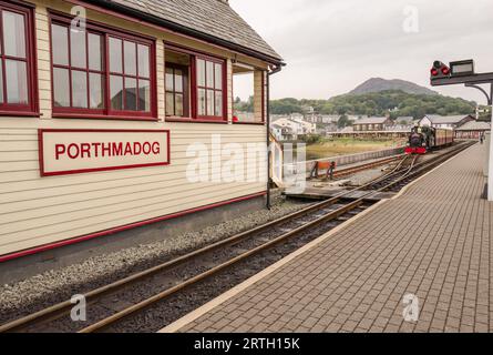 Le train à vapeur Quarryman au départ de la gare de Porthmadoc. Banque D'Images