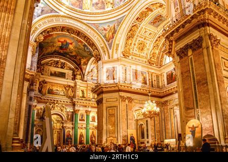 Le magnifique St. La cathédrale d'Isaac est la plus grande église orthodoxe de Saint-Pétersbourg. Intérieur, détails. St. Petersburg, Russie - 11 septembre 2023 Banque D'Images