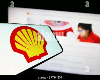 Smartphone avec logo de la société pétrolière et gazière britannique Shell plc sur l'écran devant le site Web de l'entreprise. Concentrez-vous sur le centre de l'écran du téléphone. Banque D'Images