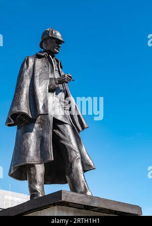 Picardy place, Édimbourg, Écosse, Royaume-Uni, 13 septembre 2023, retour de la statue de Sherlock Holmes : la statue de bronze grandeur nature récemment rénovée est de retour pour marquer le lieu de naissance de son créateur, Sir Arthur Conan Doyle. Il a été rénové par Black Isle Bronze. Crédit : Sally Anderson/Alamy Live News Banque D'Images