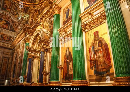 Le magnifique St. La cathédrale d'Isaac est la plus grande église orthodoxe de Saint-Pétersbourg. Intérieur, détails. St. Petersburg, Russie - 11 septembre 2023 Banque D'Images