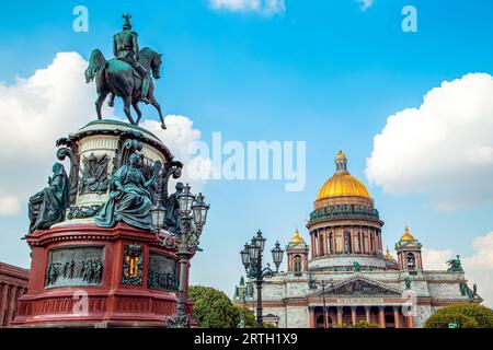 Le magnifique St. Cathédrale d'Isaac et le monument à Nicolas Ier sur St. Isaac Square. St. Petersburg, Russie - 11 septembre 2023. Banque D'Images