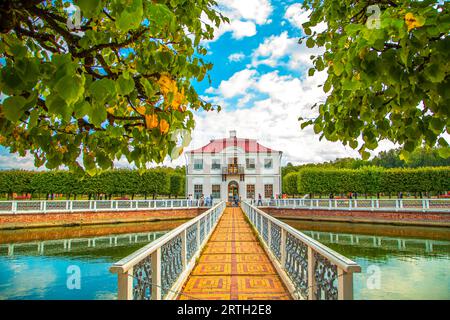 Palais Marly à Peterhof, Lower Park. Peterhof, St. Petersburg, Russie - 12 septembre 2023. Banque D'Images