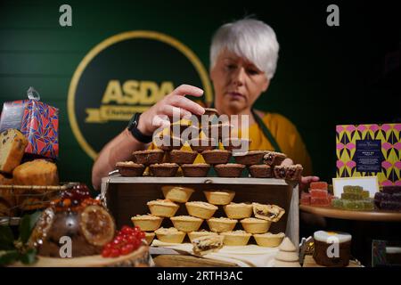 Un assortiment de tartes hachées exposées lors de l'avant-première de Noël d'Asda au Hellenic Centre de Londres. Date de la photo : mercredi 13 septembre 2023. Banque D'Images