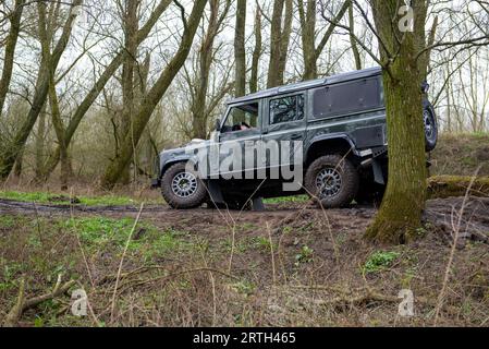 Série de photos d'un après-midi de tout-terrain avec plusieurs voitures Land Rover comme les modèles emblématiques Land Rover Defender et Range Rover. Banque D'Images