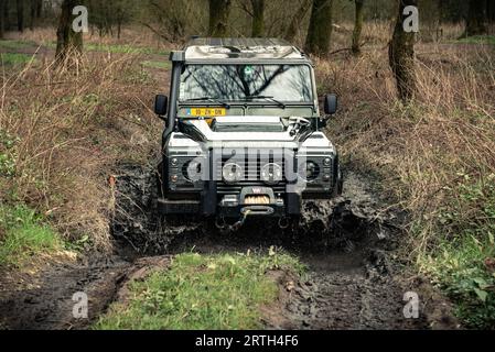 Série de photos d'un après-midi de tout-terrain avec plusieurs voitures Land Rover comme les modèles emblématiques Land Rover Defender et Range Rover. Banque D'Images