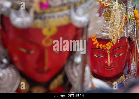 Bhaktapur, Népal. 12 septembre 2023. Le 12 septembre 2023, à Bhaktapur, Népal. Les idoles de 'Dipankar Bouddha' sont photographiées en marchant autour de la localité de Bhaktapur à l'occasion du festival 'Pancha Daan'. A l’occasion de ce festival, les dévots font don de cinq produits essentiels pour le bien-être de la communauté comme le paddy, les graines de riz, les céréales, l’argent, le sel, et pulsations. (Photo de Abhishek Maharjan/Sipa USA) crédit : SIPA USA/Alamy Live News Banque D'Images