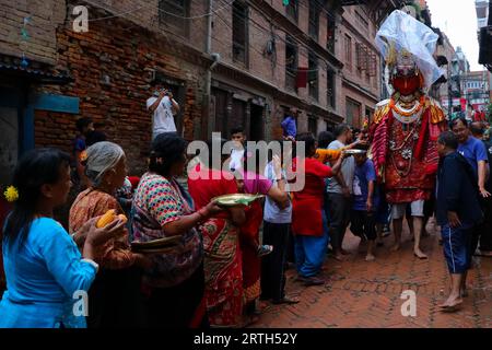 Bhaktapur, Népal. 12 septembre 2023. Le 12 septembre 2023, à Bhaktapur, Népal. Les femmes dévots attendent pour adorer 'Dipankar Bouddha' à l'occasion du festival 'Pancha Daan'. A l’occasion de ce festival, les dévots font don de cinq produits essentiels pour le bien-être de la communauté comme le paddy, les graines de riz, les céréales, l’argent, le sel, et pulsations. (Photo de Abhishek Maharjan/Sipa USA) crédit : SIPA USA/Alamy Live News Banque D'Images