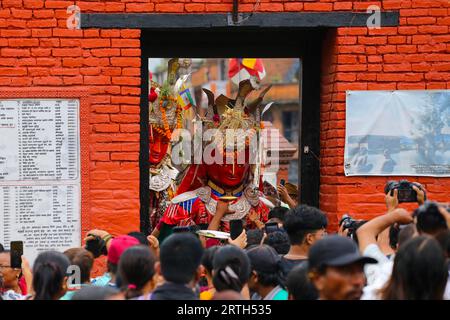 Bhaktapur, Népal. 12 septembre 2023. Le 12 septembre 2023, à Bhaktapur, Népal. Les idoles de 'Dipankar Bouddha' sont photographiées en marchant autour de la localité de Bhaktapur à l'occasion du festival 'Pancha Daan'. A l’occasion de ce festival, les dévots font don de cinq produits essentiels pour le bien-être de la communauté comme le paddy, les graines de riz, les céréales, l’argent, le sel, et pulsations. (Photo de Abhishek Maharjan/Sipa USA) crédit : SIPA USA/Alamy Live News Banque D'Images