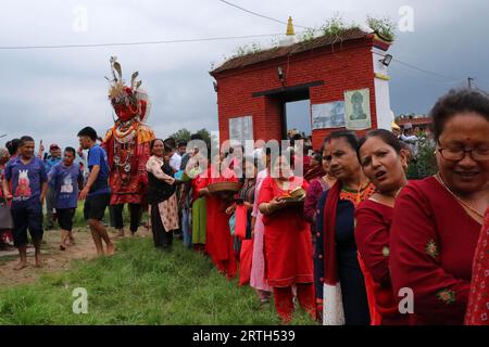 Bhaktapur, Népal. 12 septembre 2023. Le 12 septembre 2023, à Bhaktapur, Népal. Les femmes attendent pour adorer 'Dipankar Bouddha' à l'occasion du festival 'Pancha Daan'. A l’occasion de ce festival, les dévots font don de cinq produits essentiels pour le bien-être de la communauté comme le paddy, les graines de riz, les céréales, l’argent, le sel, et pulsations. (Photo de Abhishek Maharjan/Sipa USA) crédit : SIPA USA/Alamy Live News Banque D'Images