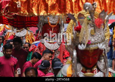 Bhaktapur, Népal. 12 septembre 2023. Le 12 septembre 2023, à Bhaktapur, Népal. Les idoles de 'Dipankar Bouddha' sont photographiées en marchant autour de la localité de Bhaktapur à l'occasion du festival 'Pancha Daan'. A l’occasion de ce festival, les dévots font don de cinq produits essentiels pour le bien-être de la communauté comme le paddy, les graines de riz, les céréales, l’argent, le sel, et pulsations. (Photo de Abhishek Maharjan/Sipa USA) crédit : SIPA USA/Alamy Live News Banque D'Images