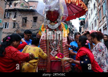 Bhaktapur, Népal. 12 septembre 2023. Le 12 septembre 2023, à Bhaktapur, Népal. Les dévots adorent 'Dipankar Buddha' à l'occasion du festival 'Pancha Daan'. A l’occasion de ce festival, les dévots font don de cinq produits essentiels pour le bien-être de la communauté comme le paddy, les graines de riz, les céréales, l’argent, le sel, et pulsations. (Photo de Abhishek Maharjan/Sipa USA) crédit : SIPA USA/Alamy Live News Banque D'Images