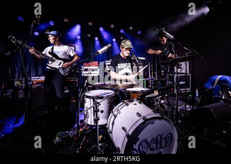 Copenhague, Danemark. 12 septembre 2023. Le groupe post-punk anglais Squid donne un concert live à VEGA à Copenhague. Ici, la chanteuse et batteur Ollie Judge est vue en direct sur scène avec le reste des membres du groupe. (Crédit photo : Gonzales photo/Alamy Live News Banque D'Images