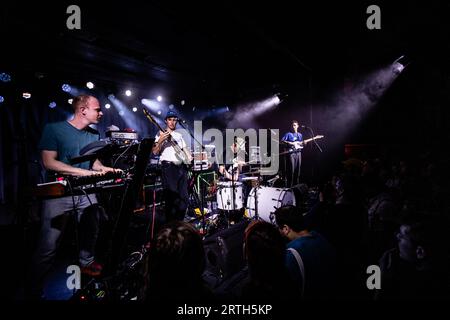 Copenhague, Danemark. 12 septembre 2023. Le groupe post-punk anglais Squid donne un concert live à VEGA à Copenhague. Ici, la chanteuse et batteur Ollie Judge est vue en direct sur scène avec le reste des membres du groupe. (Crédit photo : Gonzales photo/Alamy Live News Banque D'Images