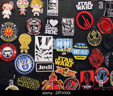 Un gros plan de stickers Star Wars sur un tissu noir Banque D'Images