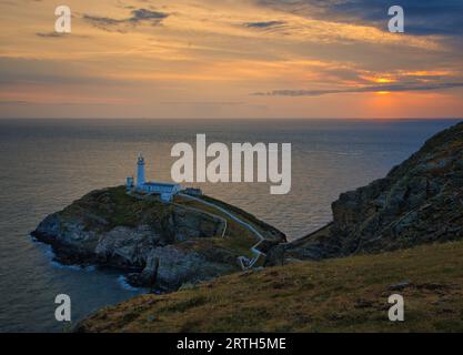 Ciel de coucher du soleil à la dernière lumière au-dessus du phare de South Stack sur l'île d'Anglesey. Banque D'Images