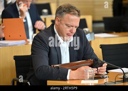 Erfurt, Allemagne. 13 septembre 2023. Mario Voigt (CDU), président du groupe parlementaire, attend le début d'une heure d'actualité au Parlement de Thuringe. Les sujets abordés sont l'augmentation du revenu des citoyens, la compétitivité de la Thuringe en tant que lieu d'activité, la croissance économique en Thuringe, la demande d'énergie bon marché, des impôts bas et moins de bureaucratie, ainsi que le soutien aux chômeurs et un changement de paradigme dans les transports publics locaux de Thuringe. Crédit : Martin Schutt/dpa/Alamy Live News Banque D'Images