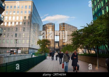 Paris, France- foule marchant, navetteurs, architecture commerciale, bâtiments du siège social, entreprises françaises, centre commercial de la Défense Banque D'Images