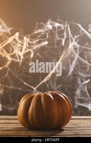 Image verticale de décorations de citrouille et de toile d'araignée avec espace de copie sur fond noir Banque D'Images