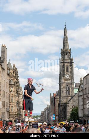 Street Performer sur le Royal Mile pendant le Fringe Festival, Édimbourg, Écosse Banque D'Images