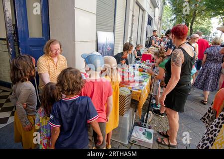 Baumscheibenfest dans Alt-Treptow im Berlin am 9,9.23. Trägerverein ist die Kunger-Kiez-Initiative. Banque D'Images