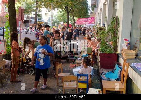 Baumscheibenfest dans Alt-Treptow im Berlin am 9,9.23. Trägerverein ist die Kunger-Kiez-Initiative. Banque D'Images