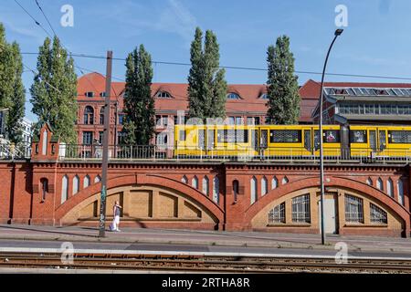 U-Bahn Warschauer Strasse.in einem ehemaligen Hostel am Warschauer Platz in Berlin-Friedrichshain soll ein Flüchtlingsheim bis zu 650 Geflüchtete aufn Banque D'Images