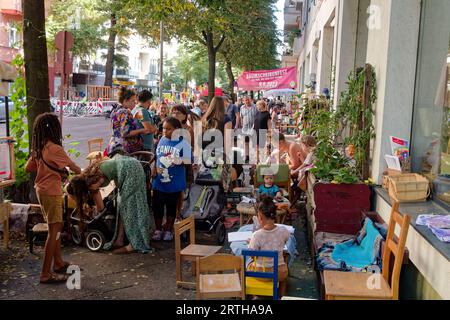 Baumscheibenfest dans Alt-Treptow im Berlin am 9,9.23. Trägerverein ist die Kunger-Kiez-Initiative. Banque D'Images