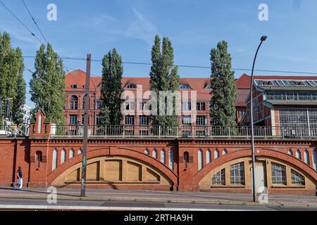 U-Bahn Warschauer Strasse.in einem ehemaligen Hostel am Warschauer Platz in Berlin-Friedrichshain soll ein Flüchtlingsheim bis zu 650 Geflüchtete aufn Banque D'Images