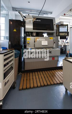 Visite de fabrication à Nomos à Glashütte Allemagne pour une visite guidée et explication du processus de fabrication d'une montre mécanique allemande. Banque D'Images