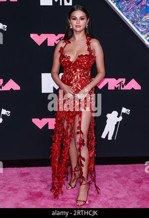 NEWARK, NEW JERSEY, ÉTATS-UNIS - SEPTEMBRE 12 : la chanteuse et actrice américaine Selena Gomez portant une robe personnalisée Oscar de la Renta, des chaussures Jimmy Choo, un sac Roger Vivier et des bijoux Pasquale Bruni arrive aux MTV Video Music Awards 2023 qui se tiennent au Prudential Center le 12 septembre 2023 à Newark, New Jersey, États-Unis. (Photo de Xavier Collin/image Press Agency) Banque D'Images