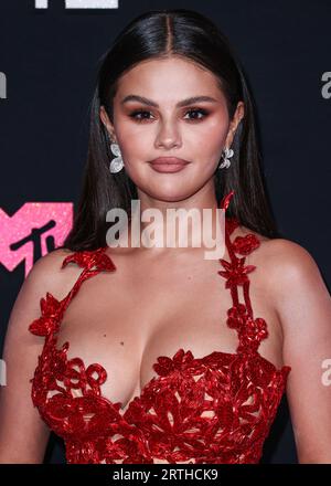 NEWARK, NEW JERSEY, ÉTATS-UNIS - SEPTEMBRE 12 : la chanteuse et actrice américaine Selena Gomez portant une robe personnalisée Oscar de la Renta, des chaussures Jimmy Choo, un sac Roger Vivier et des bijoux Pasquale Bruni arrive aux MTV Video Music Awards 2023 qui se tiennent au Prudential Center le 12 septembre 2023 à Newark, New Jersey, États-Unis. (Photo de Xavier Collin/image Press Agency) Banque D'Images