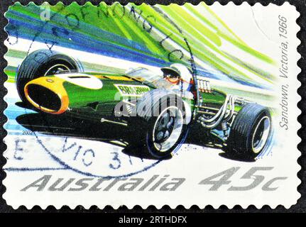 Timbre-poste annulé imprimé par l'Australie, qui montre Tasman Series, Sandown, 1966, Centenaire des courses automobiles en Australie et en Nouvelle-Zélande, vers 2 Banque D'Images