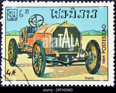 Timbre-poste annulé imprimé par le Laos, qui montre Itala, U.P.U. (Union postale universelle), 19e Congrès, Hambourg, vers 1984. Banque D'Images