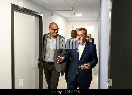 Hanau, Deutschland. 13 septembre 2023. 13 septembre 2023, xpsx, local Hanau ouverture de la Maison du droit de la Jeunesse, de gauche à droite Claus Kaminsky (Maire de Hanau) crédit : dpa/Alamy Live News Banque D'Images