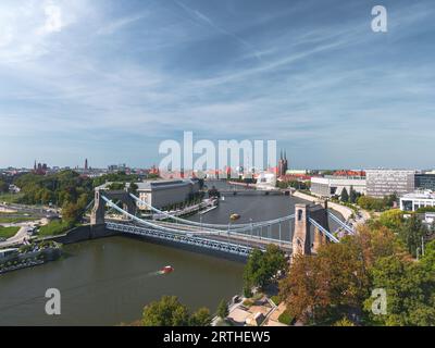 Paysage urbain panoramique d'été de Wrocław, Pologne, avec un pont Grunwald (la plupart des Grunwaldzki) au premier plan Banque D'Images