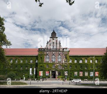 Wrocław, Pologne - 26 août 2023 : extérieur du Musée national de Wroclaw, (polonais : Muzeum Narodowe we Wrocławiu) recouvert de plantes Banque D'Images