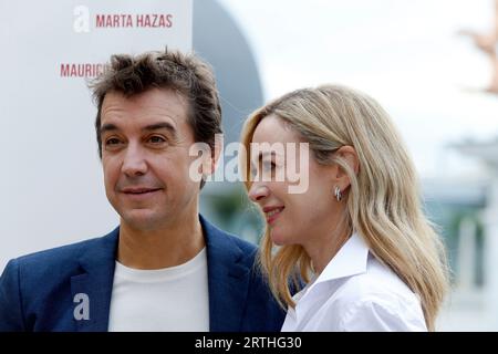 Madrid, Espagne, le 12 septembre 2023, l'acteur espagnol de théâtre, télévision et acteur de cinéma, Javier Veiga (L), connu pour son travail en tant que présentateur du Club de comédie sur Canal et l'actrice espagnole, Marta Hazas (R), connue pour sa performance dans la série 'El internado' ou 'Velvett', sont vus mardi, le 12 septembre 2023, en posant pour les médias lors de la présentation du film 'Amigos hasta la muerte' (par son titre en espagnol), début de réalisateur d'acteur, à Madrid (Espagne). 'Amigos hasta la muerte' sortira en salles le 22 septembre, après son succès dans plusieurs festivals. TH Banque D'Images