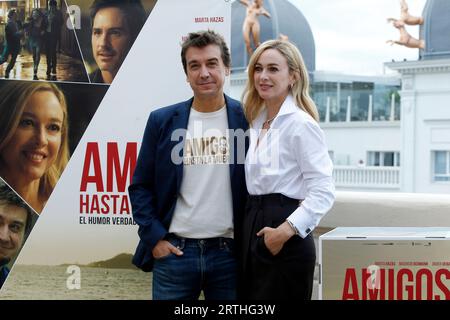 Madrid, Espagne, le 12 septembre 2023, l'acteur espagnol de théâtre, télévision et acteur de cinéma, Javier Veiga (L), connu pour son travail en tant que présentateur du Club de comédie sur Canal et l'actrice espagnole, Marta Hazas (R), connue pour sa performance dans la série 'El internado' ou 'Velvett', sont vus mardi, le 12 septembre 2023, en posant pour les médias lors de la présentation du film 'Amigos hasta la muerte' (par son titre en espagnol), début de réalisateur d'acteur, à Madrid (Espagne). 'Amigos hasta la muerte' sortira en salles le 22 septembre, après son succès dans plusieurs festivals. TH Banque D'Images