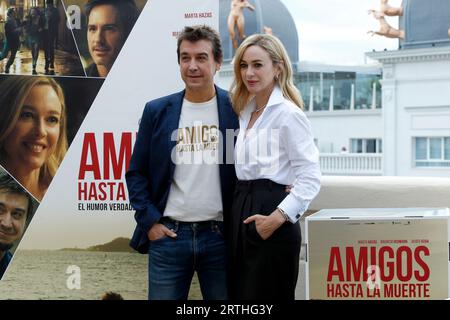 Madrid, Espagne, le 12 septembre 2023, l'acteur espagnol de théâtre, télévision et acteur de cinéma, Javier Veiga (L), connu pour son travail en tant que présentateur du Club de comédie sur Canal et l'actrice espagnole, Marta Hazas (R), connue pour sa performance dans la série 'El internado' ou 'Velvett', sont vus mardi, le 12 septembre 2023, en posant pour les médias lors de la présentation du film 'Amigos hasta la muerte' (par son titre en espagnol), début de réalisateur d'acteur, à Madrid (Espagne). 'Amigos hasta la muerte' sortira en salles le 22 septembre, après son succès dans plusieurs festivals. TH Banque D'Images