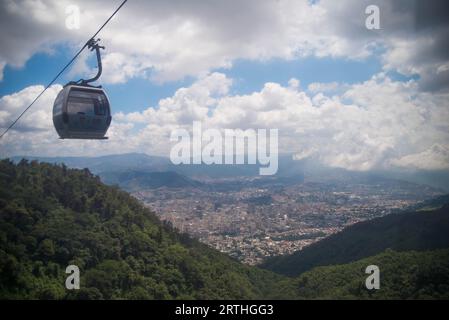 CARACAS, 13 septembre 2023 (Xinhua) -- Un téléphérique est vu sur la montagne Avila à Caracas, Venezuela, le 28 décembre 2018. Le Venezuela se trouve le long de la côte caraïbe de l'Amérique du Sud, bordant le Brésil, la Colombie et la Guyane. Le pays possède de riches ressources minérales et ses réserves de pétrole et de gaz se classent parmi les plus importantes au monde. (Photo de Marcos Salgado/Xinhua) Banque D'Images