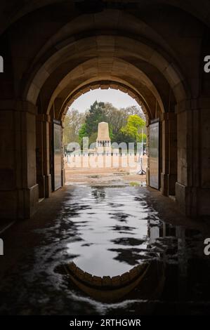 LONDRES - 24 avril 2023 : Explorez la beauté d'une journée humide à Londres tandis que Horse Guards Parade est vu à travers une arche avec des flaques d'eau. Banque D'Images