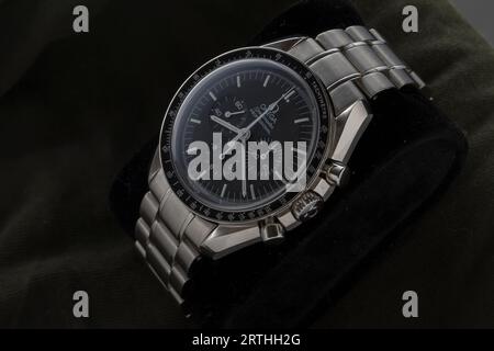 Milan, Italie - 12 septembre 2023 : gros plan sur le cadran d'une Omega Speedmaster Professional Moonwatch en acier inoxydable reposant sur un fond noir. Banque D'Images