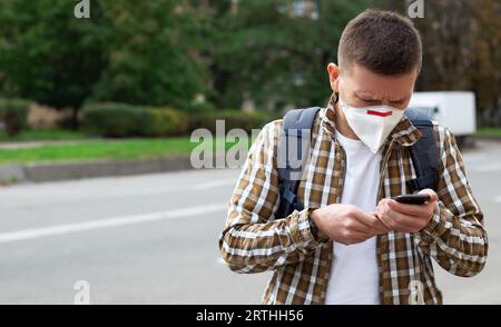 Gars dans un masque de protection dans la rue. Arrêtez le coronavirus Banque D'Images