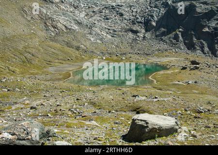 Lac alpin idyllique avec de l'eau émeraude près de l'alm de Giogo Lungo dans Valle Aurina, Alto Adige, Italie Banque D'Images