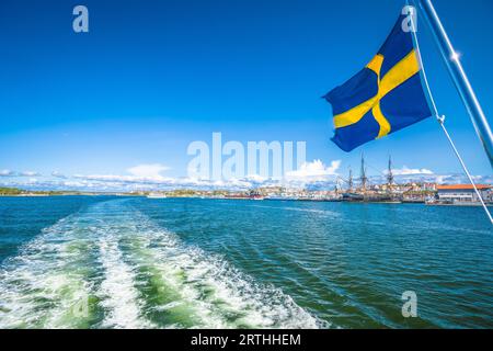 Drapeau suédois sur le bateau dans l'archipel des îles de Gothenburg près de l'île Donso, comté de Vastra Gotaland, Suède Banque D'Images